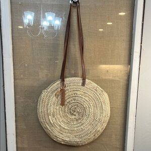French Baskets: 🧺 Round Woven Straw Tote Bag with Brown Leather Straps: NWOT